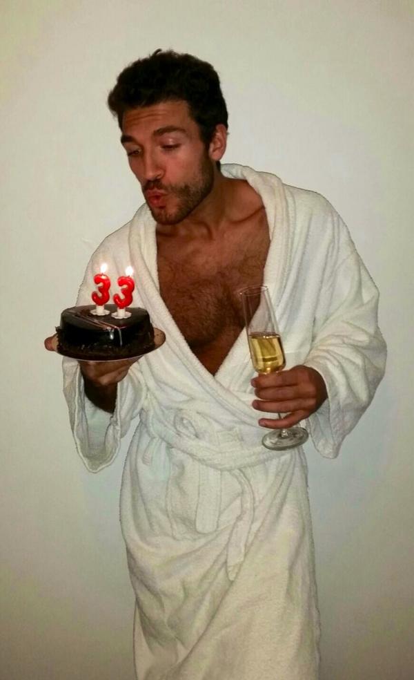 Valerio Pino resta quasi nudo per il suo compleanno [FOTO] - Valerio Pino nudo compleanno testicoli 1 - Gay.it