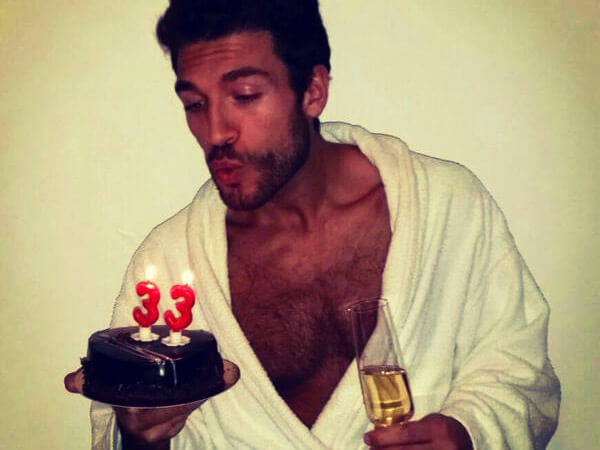 Valerio Pino resta quasi nudo per il suo compleanno [FOTO] - Valerio Pino nudo compleanno testicoli bs 1 - Gay.it
