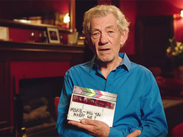 Ian McKellen aiuta un ragazzo a chiedere la mano del proprio compagno