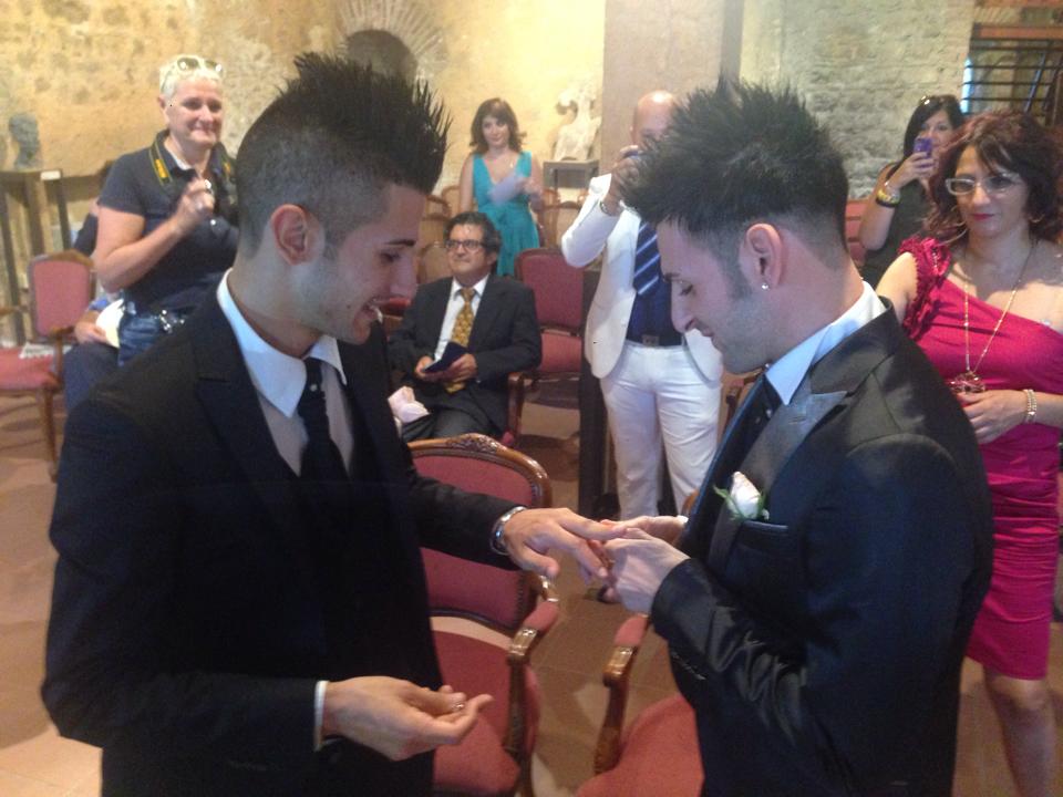 Mattia e Tonino si sposano al comune di Taormina: l'amore in un video - matrimonio comune taormina mattia tonino - Gay.it