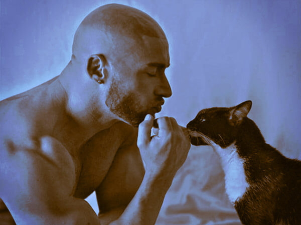 Porno star e i loro gattini: ma quanto sono teneri? [FOTO] - porno star François Sagat gatto BS 1 - Gay.it