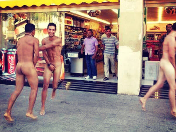 Tre italiani vagano completamente nudi per Barcellona: è scandalo - tre turisti italiani barcellona nudi BS 1 - Gay.it