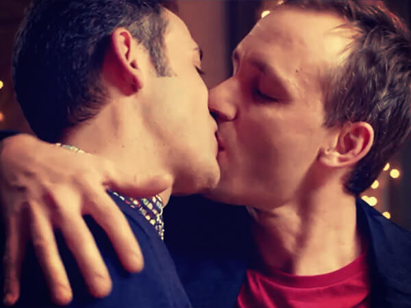 La vita è bella, se si è se stessi: nuovo spot Desigual con bacio gay
