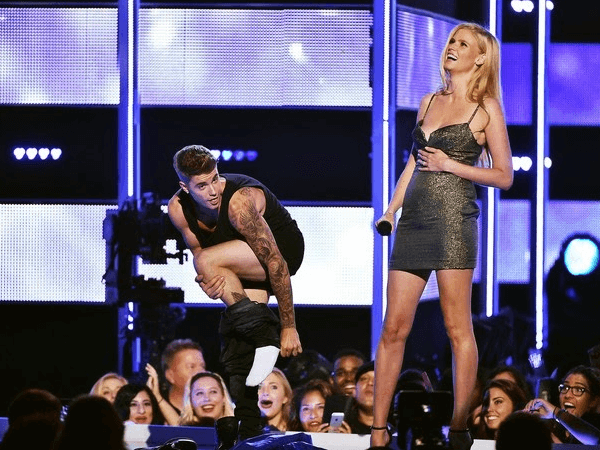 L’improbabile strip di Justin Bieber sul palco dei Fashion Rocks
