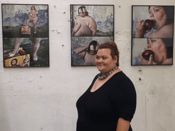 Apre la mostra delle polemiche: “Quel politico non conosce l’arte”