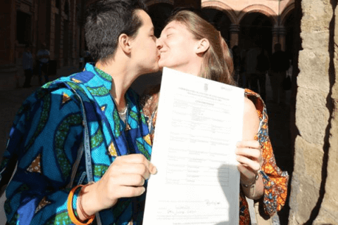 Bologna: primi matrimoni trascritti, ma il prefetto tenta l'altolà - prime coppie bologna b 1 - Gay.it