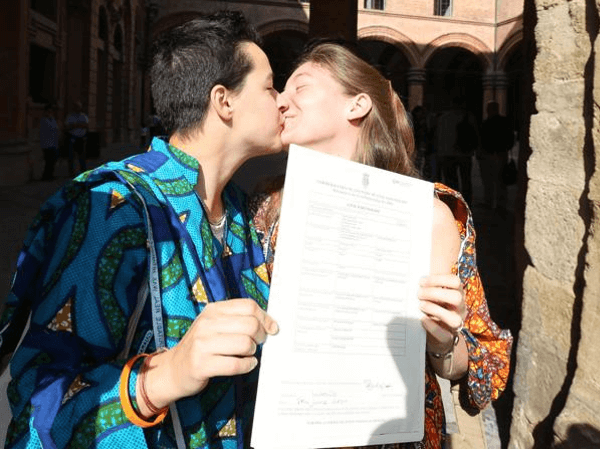 Bologna: primi matrimoni trascritti, ma il prefetto tenta l'altolà - prime coppie bologna b 1 - Gay.it
