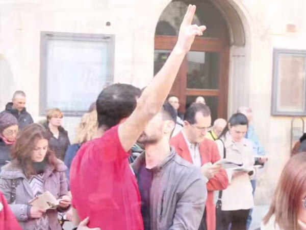 Bacio in mezzo alle Sentinelle: denunciati per “disturbo della quiete”