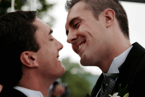 Roma, Pisa, Livorno e non solo: aumentano i sindaci contro Alfano - coppia gay generica 1 - Gay.it