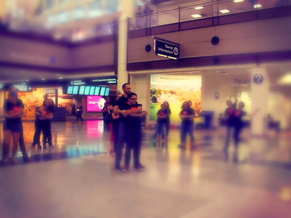 Proposta di matrimonio in grande stile: il flashmob è all’aeroporto