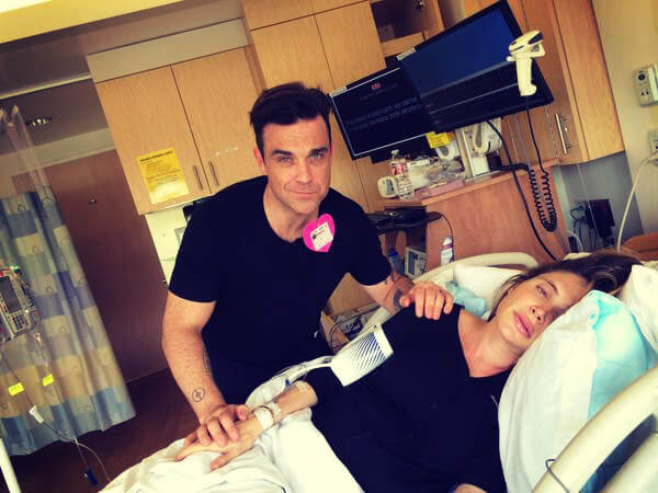 Robbie Williams in sala parto come sul palco. Guardate cosa ha fatto