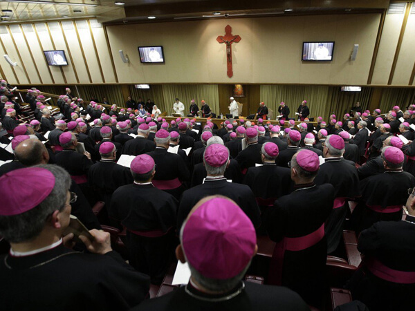 Sinodo: nessuna apertura verso coppie gay, ma “approccio rispettoso”