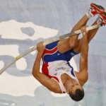 La protesta di Romain Mesnil: correre nudo con l'asta - Thumbnail