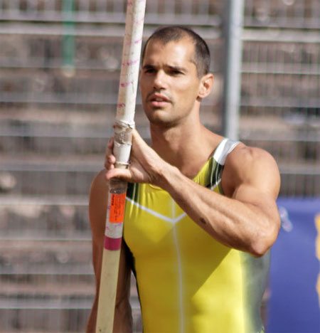 La protesta di Romain Mesnil: correre nudo con l'asta