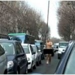 La protesta di Romain Mesnil: correre nudo con l'asta - Thumbnail
