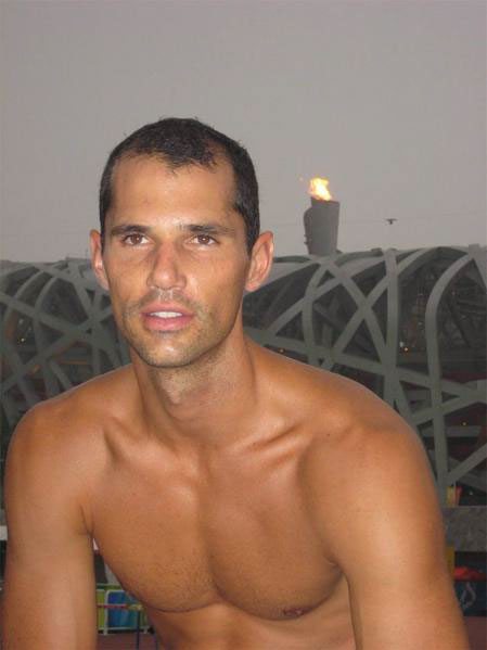 La protesta di Romain Mesnil: correre nudo con l'asta
