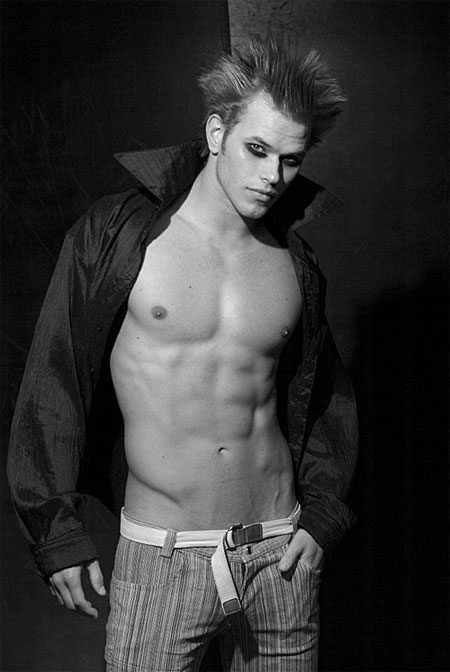 Kellan, da vampiro a modello