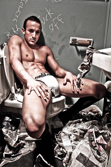 Jhon e gli scatti trash in bagno