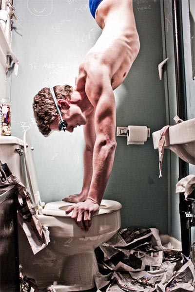 Jhon e gli scatti trash in bagno
