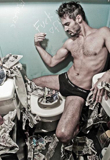 Jhon e gli scatti trash in bagno