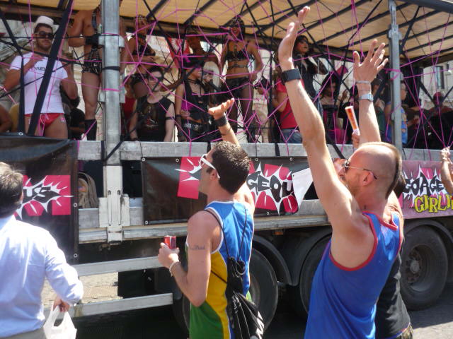 Roma Pride il carro di Revuelta