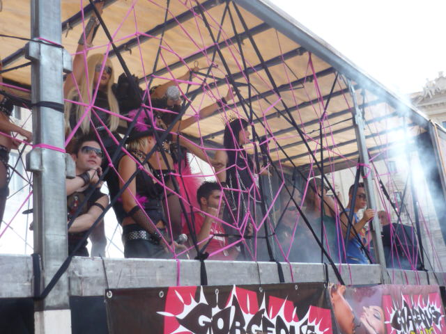 Roma Pride il carro di Revuelta