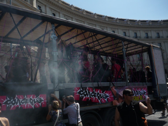Roma Pride il carro di Revuelta