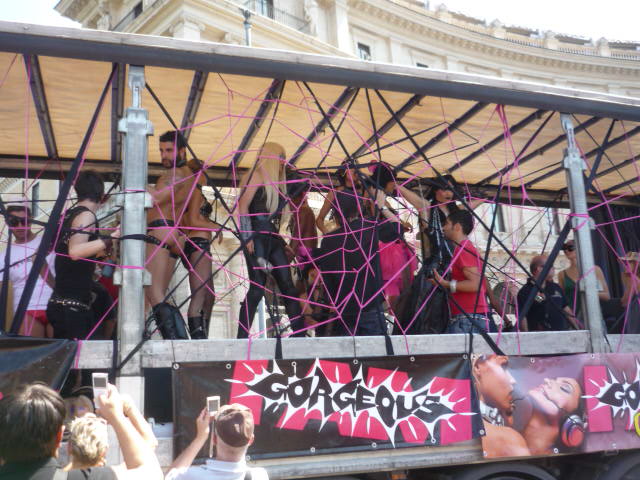 Roma Pride il carro di Revuelta