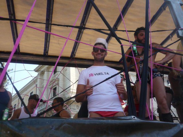 Roma Pride il carro di Revuelta