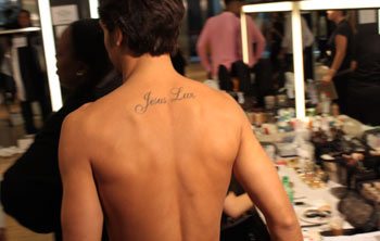 Jesus Luz in Italia sfila per Dolce e Gabbana