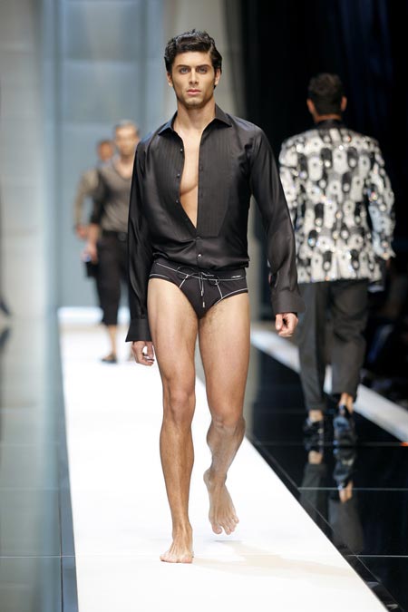 Jesus Luz in Italia sfila per Dolce e Gabbana