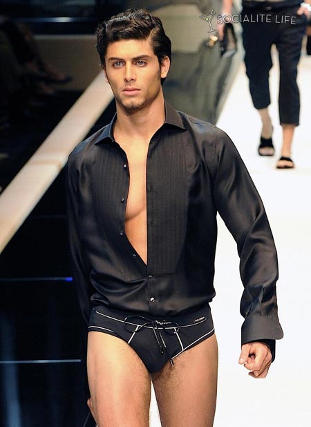 Jesus Luz in Italia sfila per Dolce e Gabbana