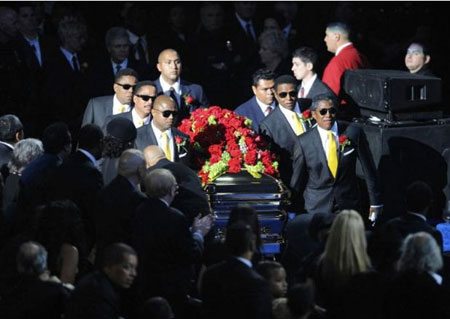 Il feretro di Michael e il cimitero di Hollywood