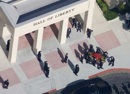 Il feretro di Michael e il cimitero di Hollywood