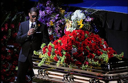 I vip cantano per l'addio a Jackson