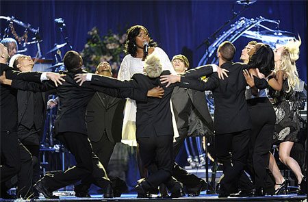 I vip cantano per l'addio a Jackson