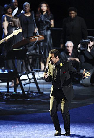 I vip cantano per l'addio a Jackson