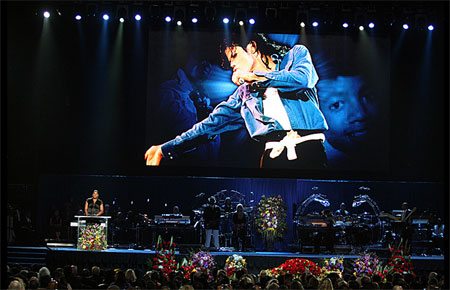 I vip cantano per l'addio a Jackson