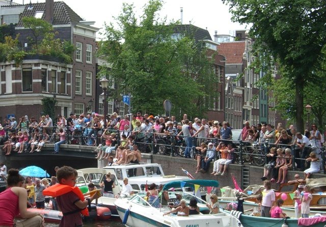 Amsterdam e il suo Gay Pride sui battelli