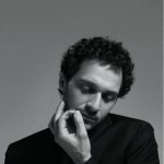 Il fascino di Claudio Santamaria emerge su Vogue Italia - Thumbnail
