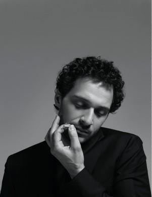 Il fascino di Claudio Santamaria emerge su Vogue Italia