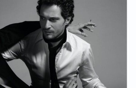 Il fascino di Claudio Santamaria emerge su Vogue Italia