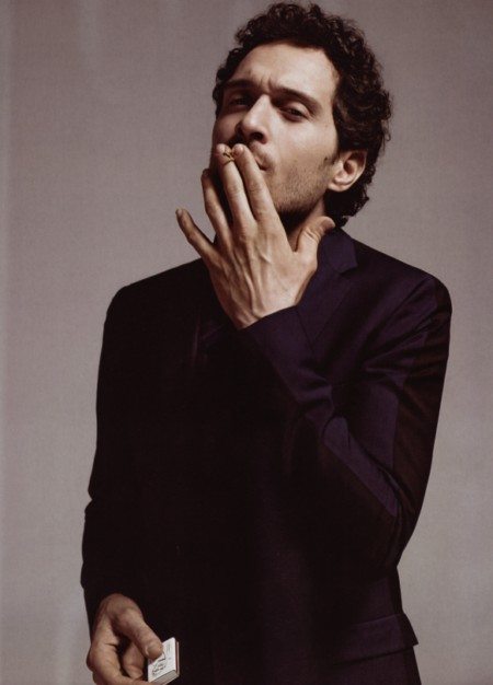 Il fascino di Claudio Santamaria emerge su Vogue Italia