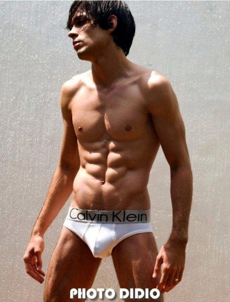 Julian Jil tra capoeira, moda e teatro