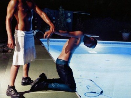 Pistole, caramelle e nudit&agrave; per Steven Klein