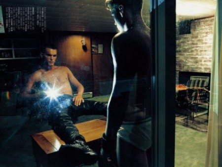 Pistole, caramelle e nudit&agrave; per Steven Klein