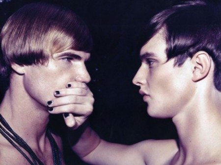 Pistole, caramelle e nudit&agrave; per Steven Klein