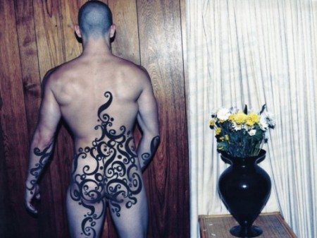 Pistole, caramelle e nudit&agrave; per Steven Klein