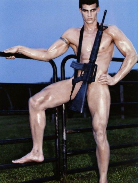Pistole, caramelle e nudit&agrave; per Steven Klein