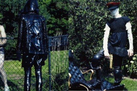 Pistole, caramelle e nudit&agrave; per Steven Klein